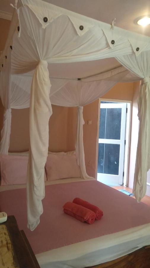 לינה וארוחת בוקר גילי טרוונגן Salon De Nomad Gili T. מראה חיצוני תמונה